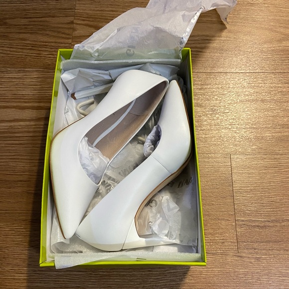 Gianni Bini white pumps - Picture 11 of 11